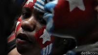 Sebagian mahasiswa merias wajahnya dengan tema bendera bintang kejora.