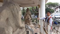 Arca Ganesha adalah salah satu dewa panutan agama hindu. Dalam suatu bangunan candi biasanya sering sekali ditemukan. Arca ini ditemukan di daerah Pagaralam yang terbuat dari batu andesit. Tingginya 175 cm, lebar 110 cm, ditemukan di halaman rumah penduduk saat menggali tanah untuk pondasi rumah. (Raja Adil Siregar/detikcom)