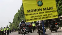 Dalam operasi ini tak hanya masyarakat sipil, aparat polisi hingga TNI pun tak luput dari sasaran razia.