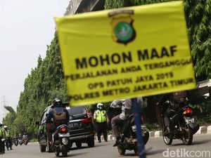 Video Pemotor Tersungkur Ditendang Polisi karena Kabur dari Razia