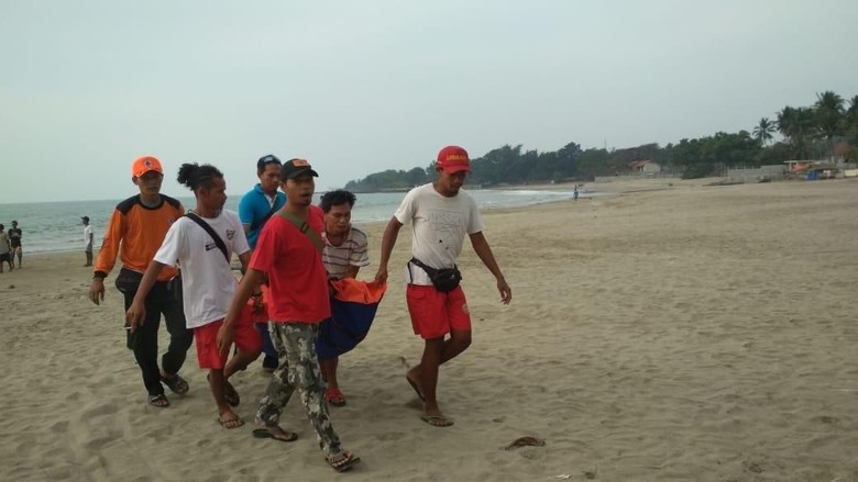 Tiga Santri Terbawa Arus Ombak di Serang, 1 Tewas dan 1 Hilang Tiga Santri Terbawa Arus Ombak di Serang, 1 Tewas dan 1 Hilang
