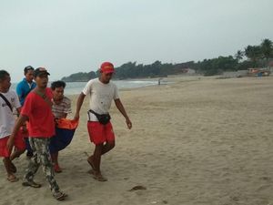 Tiga Santri Terbawa Arus Ombak di Serang, 1 Tewas dan 1 Hilang