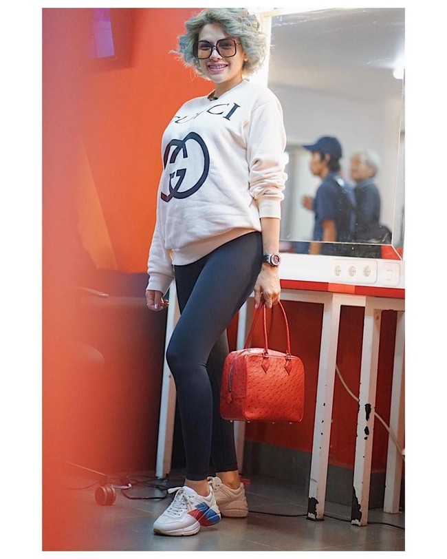 From head to toe Nikita Mirzani memakai barang branded. Berpose usai tampil di sebuah acara televisi, Nikita mengenakan sweater dan sepatu Gucci yang harganya mencapai puluhan juta rupiah. Dia melengkapi penampilannya dengan menenteng tas Hermes Plume seharga ratusan juta rupiah. Foto: Instagram @nikitamirzanimawardi_17