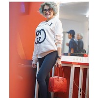 From head to toe Nikita Mirzani memakai barang branded. Berpose usai tampil di sebuah acara televisi, Nikita mengenakan sweater dan sepatu Gucci yang harganya mencapai puluhan juta rupiah. Dia melengkapi penampilannya dengan menenteng tas Hermes Plume seharga ratusan juta rupiah. Foto: Instagram @nikitamirzanimawardi_17