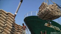 Sejumlah pekerja melakukan bongkar muat semen di kawasan Pelabuhan Sunda Kelapa, Jakarta Utara, Kamis (29/8).