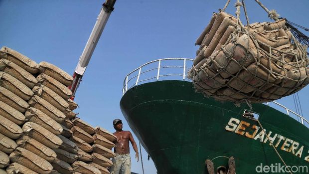 Salah satu pintu masuk semen ke Jakarta adalah melalui Pelabuhan Sunda Kelapa, Jakarta Utara. Yuk kita lihat proses bongkar muatnya.