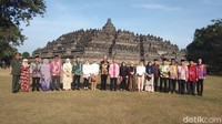 Rombongan pun berfoto bersama dengan latar belakang Candi Borobudur yang megah. (Eko Susanto/detikcom)