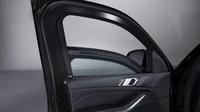 Jendelanya memiliki ketebalan 30 mm di bagian kaca depan, pintu dan belakang. Foto: Dok. BMW