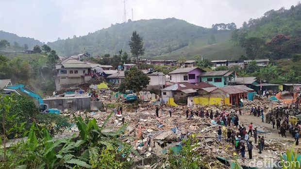 Satpol PP membongkar vila di kawasan Puncak, Kamis (29/8/2019)