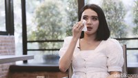 Bahkan pernah motor yang dikendarai ibunya itu mogok saat mengantar dirinya tampil di desa lain.