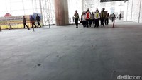 Jokowi dan rombongan berkeliling untuk meninjau pembangunan Yogyakarta International Airport (YIA).