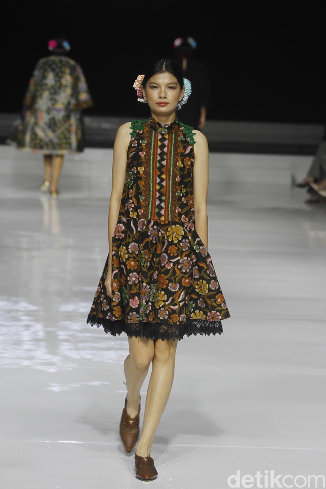 Desainer IPMI, Yongki Budisutisna memamerkan koleksinya bertajuk Malika yang mengangkat keindahan batik Cirebon di ajang Jakarta Fashion & Food Festival 2019 di Hotel Harris. Kelapa Gading. Jakarta. Senin [19/08/2019]. Foto: Mohammad Abduh/Wolipop