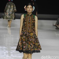 Desainer IPMI, Yongki Budisutisna memamerkan koleksinya bertajuk Malika yang mengangkat keindahan batik Cirebon di ajang Jakarta Fashion & Food Festival 2019 di Hotel Harris. Kelapa Gading. Jakarta. Senin [19/08/2019]. Foto: Mohammad Abduh/Wolipop