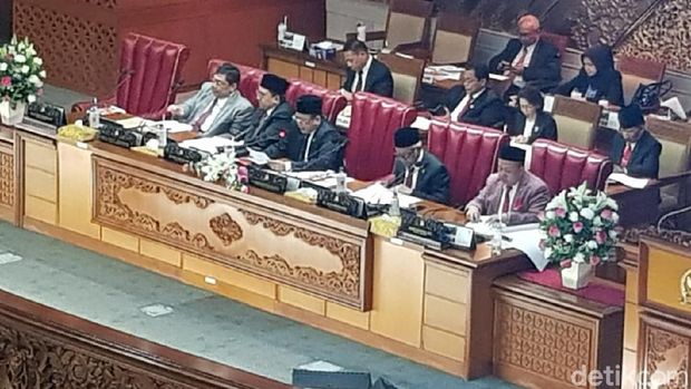 Fahri Hamzah pakaiu setelan jas merah jambu