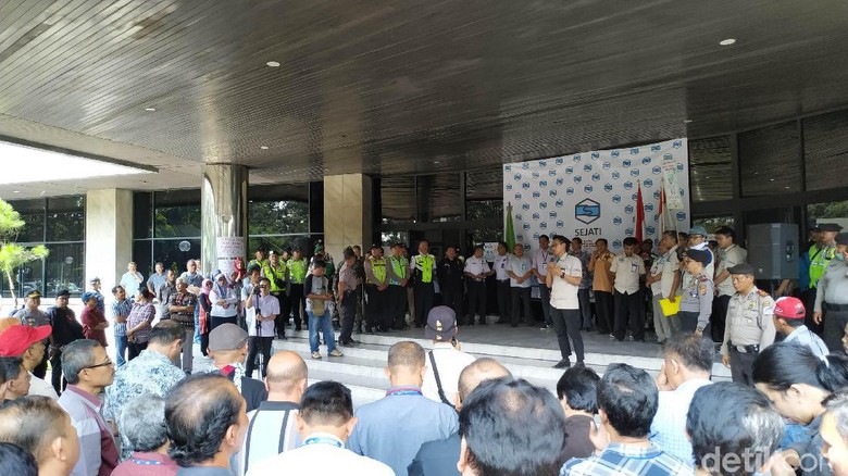 2 Bulan Tak Digaji, Pegawai BUMN PT INTI Demo Depan Kantor 2 Bulan Tak Digaji, Pegawai BUMN PT INTI Demo Depan Kantor
