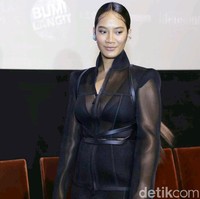 Menambah kesan unik, aktris berusia 29 tahun ini menyematkan anting berbeda warna di kedua telinganya. Foto: Ismail/detikFoto