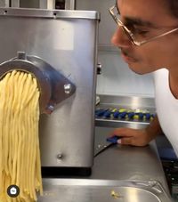 Wow! Chef Nusret 'Salt Bae' Menggiling Daging Berlapis Emas 24 Karat 