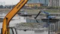 Dalam proses pengerukan, Yusmada mengatakan, pihaknya menurunkan air dalam kondisi low water level. Hal ini dilakukan untuk efektivitas pengerjaan proyek tersebut.