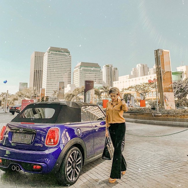 Berpose dengan latar belakang mobilnya Mini Cooper, Nikita Mirzani yang sedang tersandung kasus hukum karena masalah hak asuh anak ini tampak bergaya mewah menentes tas Hermes Birkin hitam yang harganya mencapai ratusan juta rupiah. Foto: Instagram @nikitamirzanimawardi_17