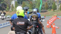 Untuk mengasah keterampilan bawa moge, Harley Owners Group (HOG) Anak Elang Jakarta Chapter berlatih safety riding di Markas Besar Pusat Polisi Militer Angkatan Laut di Kelapa Gading, Jakarta Utara. Sekitar 80 orang biker anggota HOG Anak Elang Jakarta Chapter mengikuti kegiatan Safety Riding Course 2019. Foto: Dok. Eki Razaki/HOG Anak Elang Jakarta Chapter