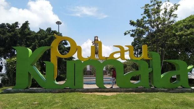 Pulau di tengah Sungai Mahakam