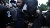 Dia terlihat membawa tas kecil berwarna merah. Mengenakan jilbab berwarna putih, kepala Aulia terlihat ditutupi jaket berwarna hitam saat turun dari mobil.