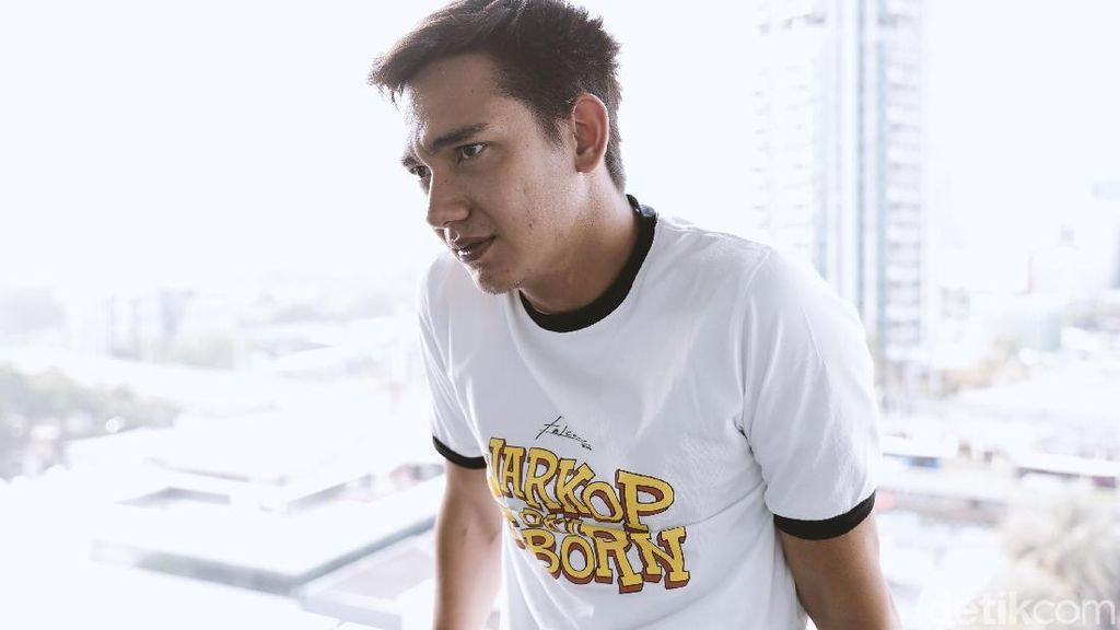 Jelang Libur Nataru, Adipati Dolken Cuma Diam di Rumah hingga Main Sliding