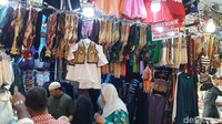 Saat musim haji seperti ini, situasi di pasar lokal ini pastinya penuh dengan jemaah. Penjual sahut-sahutan menawarkan barang dagangannya layaknya di pasar Tanah Abang. (Ardhi/detikcom)