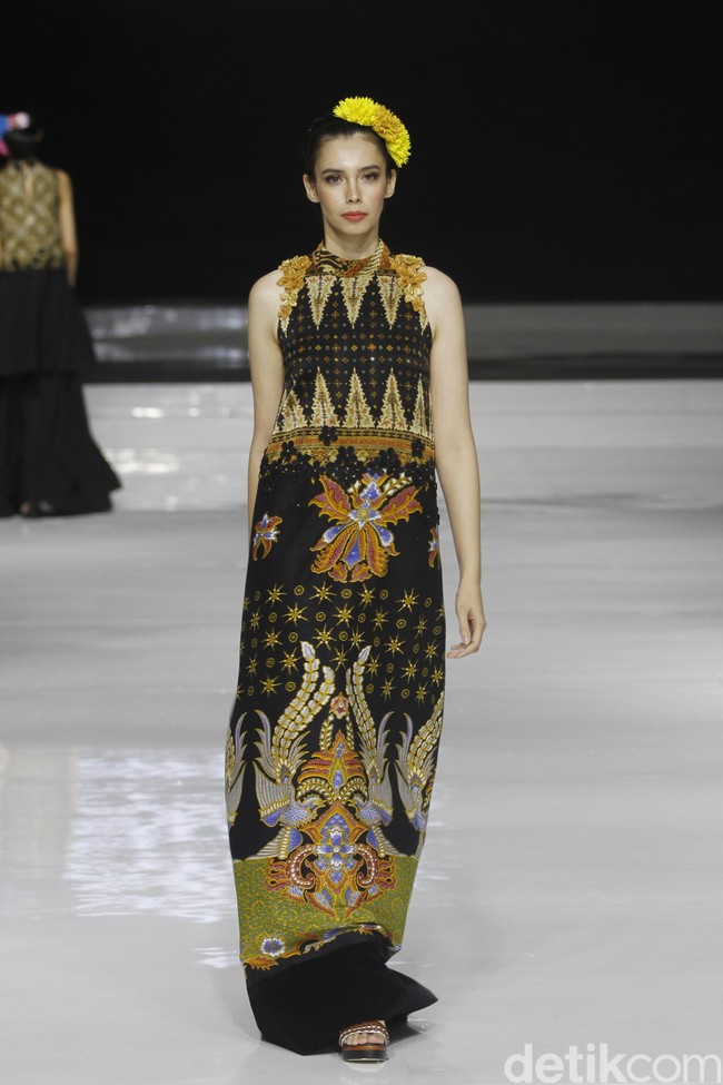 Desainer IPMI, Yongki Budisutisna memamerkan koleksinya bertajuk Malika yang mengangkat keindahan batik Cirebon di ajang Jakarta Fashion & Food Festival 2019 di Hotel Harris. Kelapa Gading. Jakarta. Senin [19/08/2019]. Foto: Mohammad Abduh/Wolipop