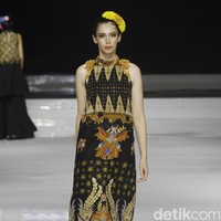 Desainer IPMI, Yongki Budisutisna memamerkan koleksinya bertajuk Malika yang mengangkat keindahan batik Cirebon di ajang Jakarta Fashion & Food Festival 2019 di Hotel Harris. Kelapa Gading. Jakarta. Senin [19/08/2019]. Foto: Mohammad Abduh/Wolipop