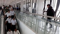 Beberapa fasilitas pun tersedia di stasiun tersebut, beberapa diantaranya yang dapat digunakan, yakni 3 unit eskalator dan 2 elevator.