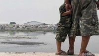 Pengerukan waduk seluas 80 hektare itu dilakukan dalam rangka meningkatkan tampungan air.