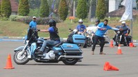 Mengendarai moge tak sama dengan mengemudi motor kecil. Menggendong mesin besar, bobot yang juga berat hingga dimensi besar membuat pengendara moge harus ekstra hati-hati. Makanya bikers moge harus dibekali ilmu safety riding. Foto: Dok. Eki Razaki/HOG Anak Elang Jakarta Chapter