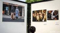 Mereka belajar tentang fotografi dan jurnalistik.