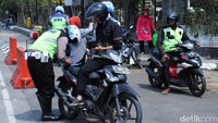 Ada sekitar 435 unit kendaraan ditilang karena melanggar peraturan lalu lintas. 