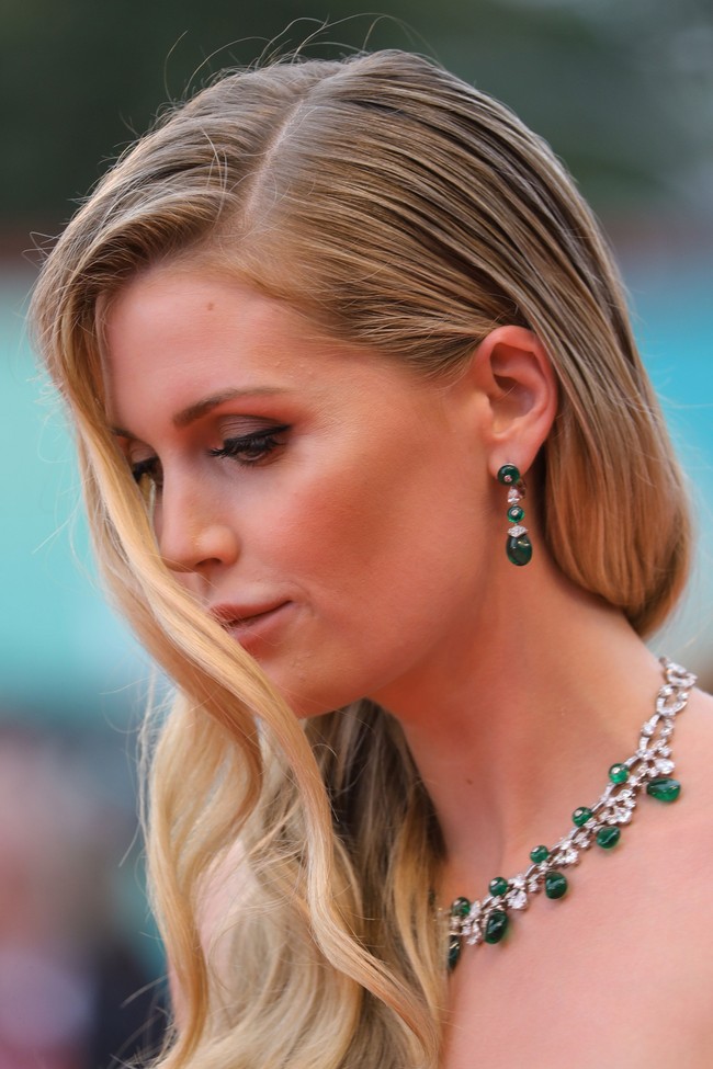 Tidak ketinggalan sepasang anting senada yang turut mempermanis penampilannya. (Foto: Getty Images)