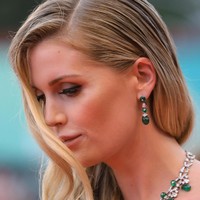 Tidak ketinggalan sepasang anting senada yang turut mempermanis penampilannya. (Foto: Getty Images)