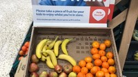 Supermarket ini sediakan buah-buah dalam keranjang yang disediakan gratis untuk anak-anak. Liat buah-buah tersebut hampir ludes. Foto: Istimewa