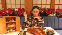 Wanita asal Purbalingga ini sepertinya memang doyan banget makan sushi. Kali ini ia berfoto dengan pose memegang sumpit. Foto: Instagram bebby_fey