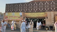 Dari Masjid Nabawi, jemaah tinggal menuju pintu keluar melalui gate 21 atau pintu utama. Kemudian tinggal jalan lurus menuju jalan raya, jaraknya cuma dua blok. Saat ketemu lampu lalu lintas, nanti jemaah bakal melintasi area terbuka yang kadang suka menjadi area jualan kaki lima. (Ardhi/detikcom)