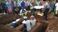 Keempat kerangka korban yakni Supratno alias Ratno (51), Sugiono alias Yono (46), Heri Sutiawan alias Heri (41) dan cucu Misem, Vivin Dwi Loveana alias Pipin (22), anak dari Supratno dibawa ke pemakaman umum desa setempat yang berjarak sekitar 200 meter dari rumah Misem.