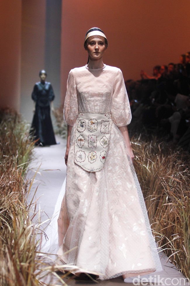 Fashion show karya busana couture Hian Tjen terinspirasi dari kehidupan kaum Amish, digelar di Dian Ballroom Raffles Hotel. Jakarta. Rabu [28/08/2019]. Foto: Mohammad Abduh/Wolipop