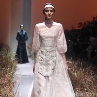 Fashion show karya busana couture Hian Tjen terinspirasi dari kehidupan kaum Amish, digelar di Dian Ballroom Raffles Hotel. Jakarta. Rabu [28/08/2019]. Foto: Mohammad Abduh/Wolipop