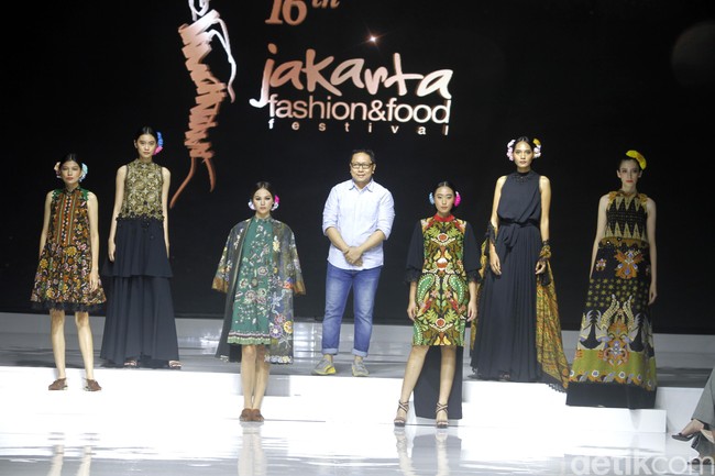 Desainer IPMI, Yongki Budisutisna memamerkan koleksinya bertajuk Malika yang mengangkat keindahan batik Cirebon di ajang Jakarta Fashion & Food Festival 2019 di Hotel Harris. Kelapa Gading. Jakarta. Senin [19/08/2019]. Foto: Mohammad Abduh/Wolipop