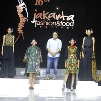 Desainer IPMI, Yongki Budisutisna memamerkan koleksinya bertajuk Malika yang mengangkat keindahan batik Cirebon di ajang Jakarta Fashion & Food Festival 2019 di Hotel Harris. Kelapa Gading. Jakarta. Senin [19/08/2019]. Foto: Mohammad Abduh/Wolipop