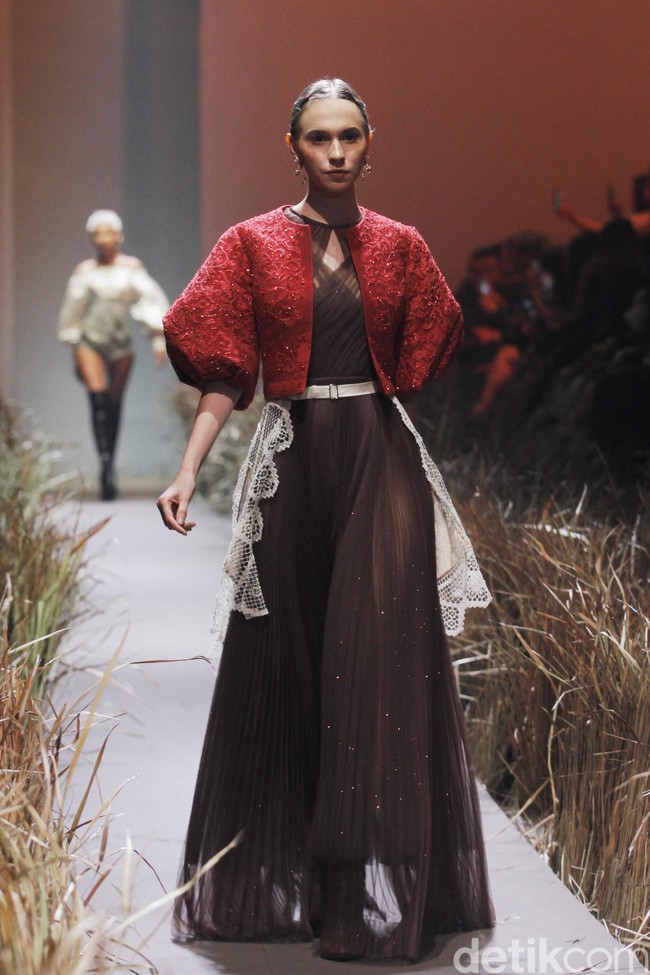 Fashion show karya busana couture Hian Tjen terinspirasi dari kehidupan kaum Amish, digelar di Dian Ballroom Raffles Hotel. Jakarta. Rabu [28/08/2019]. Foto: Mohammad Abduh/Wolipop