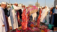 Sejadah dan kurma jadi beberapa barang yang paling laris. Terlebih harganya cukup miring, lantaran banyak perkebunan kurma di kota Nabi ini. (Ardhi/detikcom)