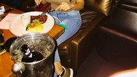 Bisa Hitung Makan Steak Dalam Setahun , Maklum Orang Kampung Datang Ke Kota Besar . Sekali Makan Steak Langsung Girang Mukanya 😂, kata Bebby di keterangan foto.  Foto: Instagram bebby_fey