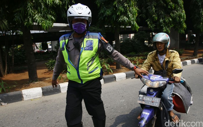 Patugas kepolisian melakukan Operasi Patuh Jaya 2019 di kawasan Kebon Nanas, Jakarta Timur, Kamis (29/8/2019). Direktorat Lalu Lintas Polda Metro Jaya menggelar operasi lalu lintas Operasi Patuh Jaya 2019, dengan tujuan meningkatkan ketertiban dan kepatuhan masyarakat dalam berlalu lintas.