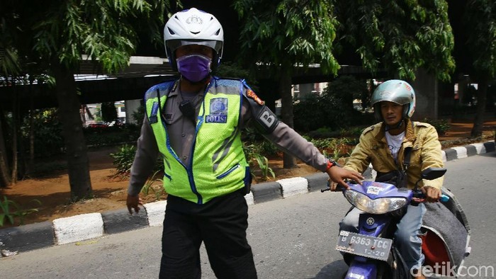 Patugas kepolisian melakukan Operasi Patuh Jaya 2019 di kawasan Kebon Nanas, Jakarta Timur, Kamis (29/8/2019). Direktorat Lalu Lintas Polda Metro Jaya menggelar operasi lalu lintas Operasi Patuh Jaya 2019, dengan tujuan meningkatkan ketertiban dan kepatuhan masyarakat dalam berlalu lintas.